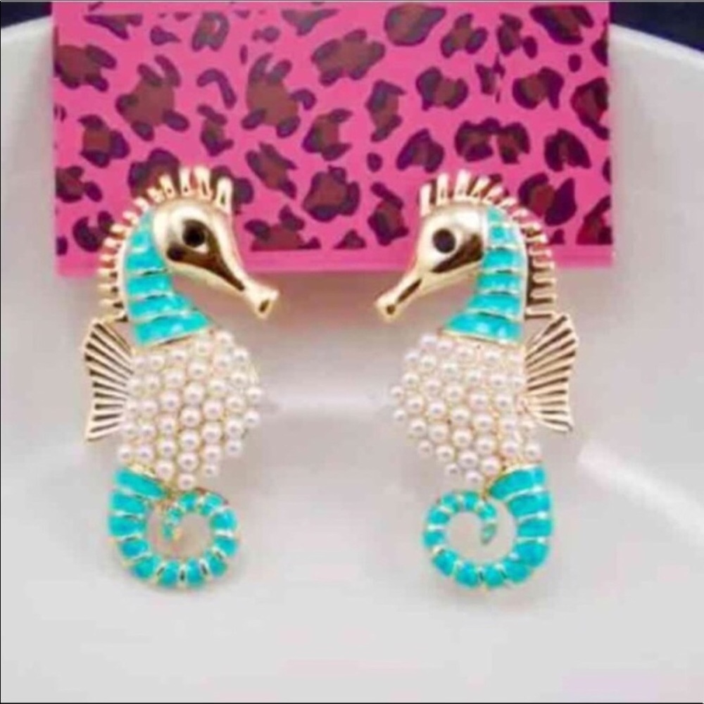 GORGEOUS PEARL SEAHORSE EARRINGS! 🏝